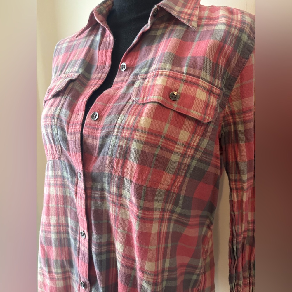 Chaps Plaid Long Sleeve Shirt Size M Great pre loved condition. No holes or rips
